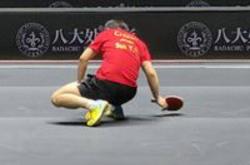 麻将胡了2-孙颖莎(shā)防守时摔倒站起来继续比赛