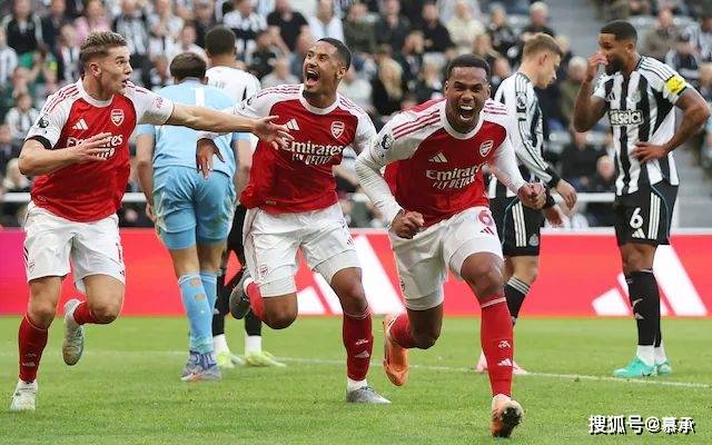 英超越踢越像NFL？球迷：还不如看美式橄榄球