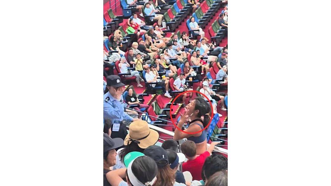 上海网球大师赛观众高声嘶吼，裁判多次劝阻，保安最终请离