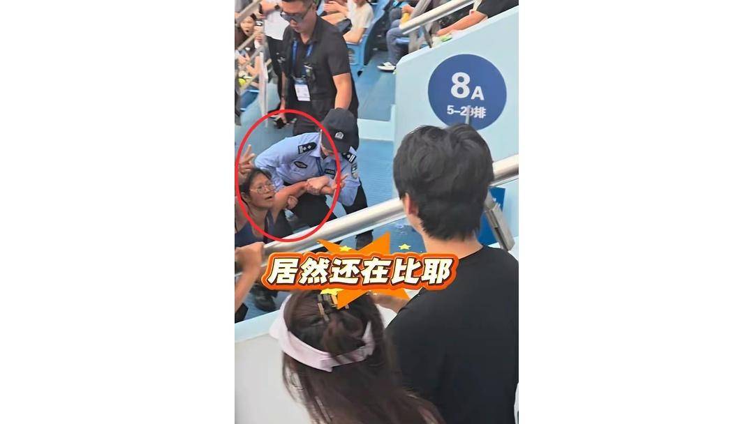 上海网球大师赛观众高声嘶吼，裁判多次劝阻，保安最终请离