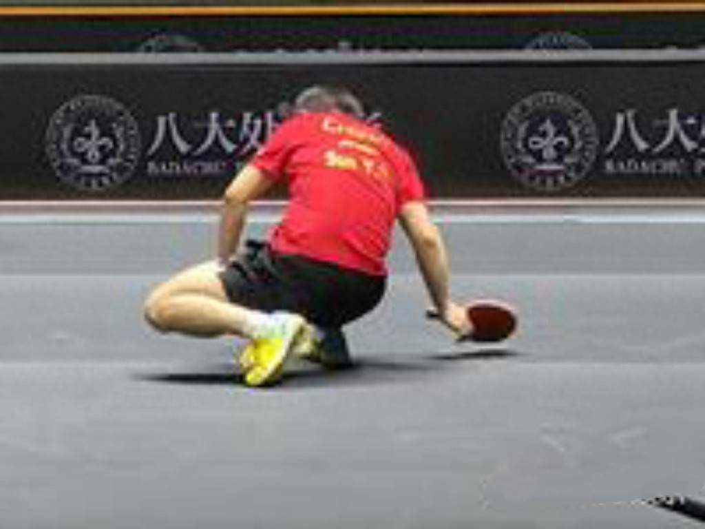 孙颖莎防守时摔倒站起来继续比赛