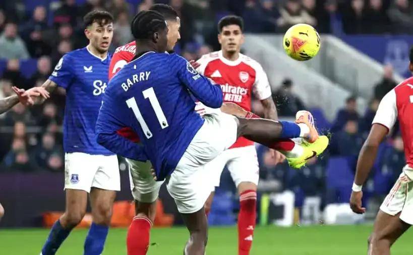 争议判罚！阿森纳点球制胜登顶英超，埃弗顿主帅：判罚对我们不利