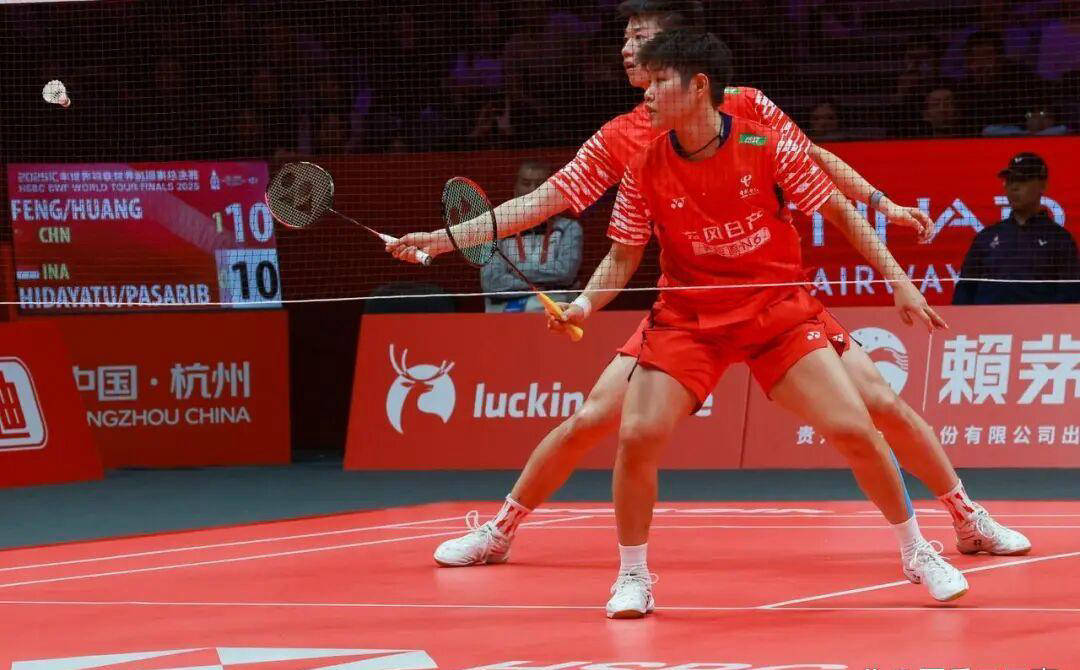羽毛球总决赛：国羽黄东萍冯彦哲三连胜击败世界排名第四晋级四强